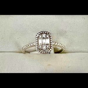 18 kT w/g baguette & round diamond ring. Size 6 1/2 ..50cts SI 1 G/H. Perfect 🎁